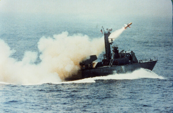 FAB navy missile boat launching a missile.-國軍新型武器裝備專冊-MOFA109179CF-2020-12-PH00048-001