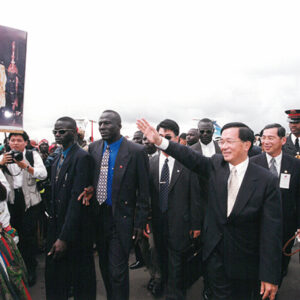 陳水扁總統抵達甘比亞甘京班竹機場並接受軍禮歡迎儀式-陳水扁總統「民主外交、友誼之旅」活動照片-MOFA109179CF-2020-12-PH00052-040