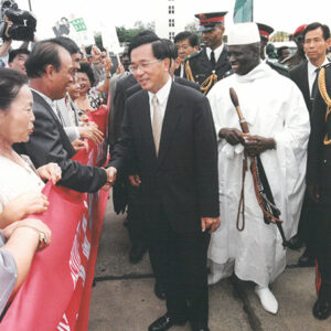 陳水扁總統抵達甘比亞甘京班竹機場並接受軍禮歡迎儀式-陳水扁總統「民主外交、友誼之旅」活動照片-MOFA109179CF-2020-12-PH00052-041