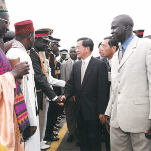 陳水扁總統抵達甘比亞甘京班竹機場並接受軍禮歡迎儀式-陳水扁總統「民主外交、友誼之旅」活動照片-MOFA109179CF-2020-12-PH00052-042