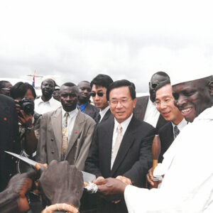 陳水扁總統抵達甘比亞甘京班竹機場並接受軍禮歡迎儀式-陳水扁總統「民主外交、友誼之旅」活動照片-MOFA109179CF-2020-12-PH00052-044