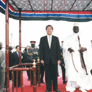 陳水扁總統抵達甘比亞甘京班竹機場並接受軍禮歡迎儀式-陳水扁總統「民主外交、友誼之旅」活動照片-MOFA109179CF-2020-12-PH00052-047