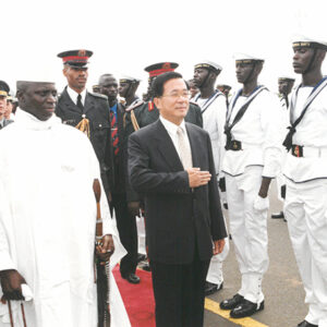 陳水扁總統抵達甘比亞甘京班竹機場並接受軍禮歡迎儀式-陳水扁總統「民主外交、友誼之旅」活動照片-MOFA109179CF-2020-12-PH00052-048