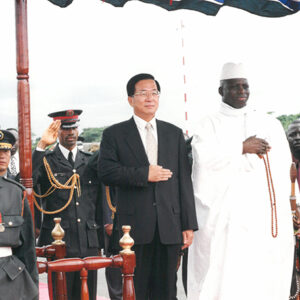 陳水扁總統抵達甘比亞甘京班竹機場並接受軍禮歡迎儀式-陳水扁總統「民主外交、友誼之旅」活動照片-MOFA109179CF-2020-12-PH00052-049