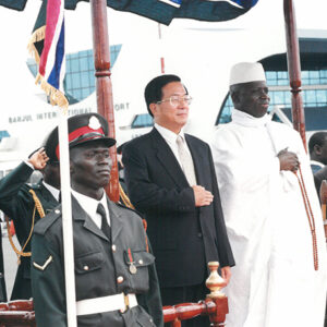 陳水扁總統抵達甘比亞甘京班竹機場並接受軍禮歡迎儀式-陳水扁總統「民主外交、友誼之旅」活動照片-MOFA109179CF-2020-12-PH00052-050