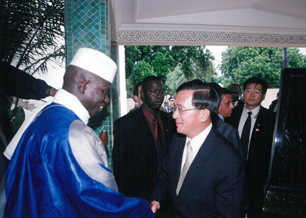 陳水扁總統於甘比亞會晤甘國總統賈梅(Yahya A.J.J. Jammeh)-陳水扁總統「民主外交、友誼之旅」活動照片-MOFA109179CF-2020-12-PH00052-059