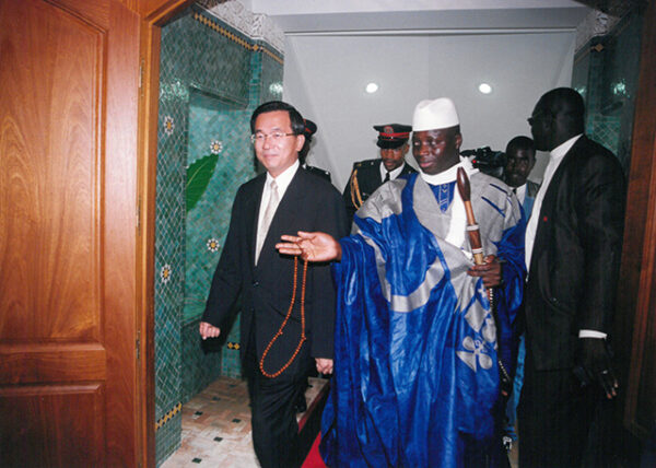 陳水扁總統於甘比亞會晤甘國總統賈梅(Yahya A.J.J. Jammeh)-陳水扁總統「民主外交、友誼之旅」活動照片-MOFA109179CF-2020-12-PH00052-060