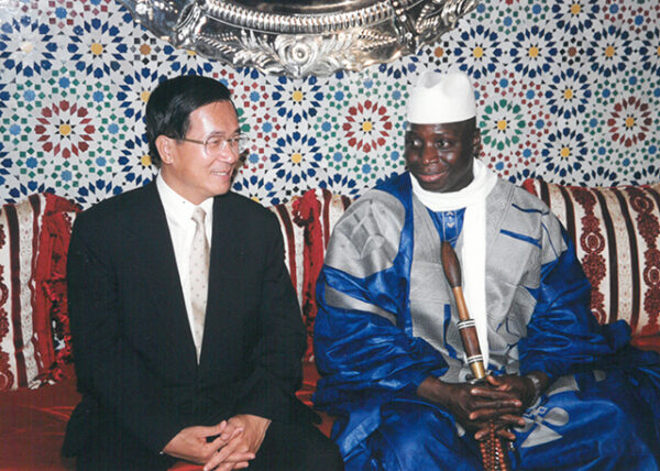 陳水扁總統於甘比亞會晤甘國總統賈梅(Yahya A.J.J. Jammeh)-陳水扁總統「民主外交、友誼之旅」活動照片-MOFA109179CF-2020-12-PH00052-066