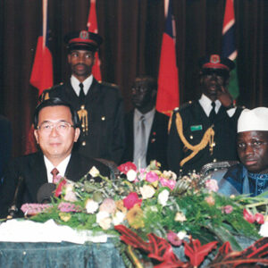 陳水扁總統於甘比亞與甘國總統賈梅(Yahya A.J.J. Jammeh)簽署中甘聯合公報-陳水扁總統「民主外交、友誼之旅」活動照片-MOFA109179CF-2020-12-PH00052-094