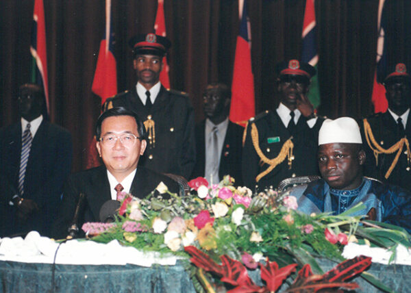 陳水扁總統於甘比亞與甘國總統賈梅(Yahya A.J.J. Jammeh)簽署中甘聯合公報-陳水扁總統「民主外交、友誼之旅」活動照片-MOFA109179CF-2020-12-PH00052-094