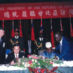 陳水扁總統於甘比亞與甘國總統賈梅(Yahya A.J.J. Jammeh)簽署中甘聯合公報-陳水扁總統「民主外交、友誼之旅」活動照片-MOFA109179CF-2020-12-PH00052-095