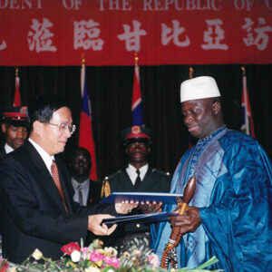 陳水扁總統於甘比亞與甘國總統賈梅(Yahya A.J.J. Jammeh)簽署中甘聯合公報-陳水扁總統「民主外交、友誼之旅」活動照片-MOFA109179CF-2020-12-PH00052-096