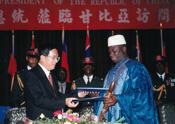 陳水扁總統於甘比亞與甘國總統賈梅(Yahya A.J.J. Jammeh)簽署中甘聯合公報-陳水扁總統「民主外交、友誼之旅」活動照片-MOFA109179CF-2020-12-PH00052-096