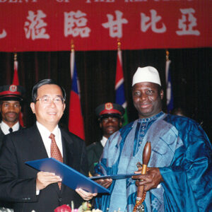 陳水扁總統於甘比亞與甘國總統賈梅(Yahya A.J.J. Jammeh)簽署中甘聯合公報-陳水扁總統「民主外交、友誼之旅」活動照片-MOFA109179CF-2020-12-PH00052-097