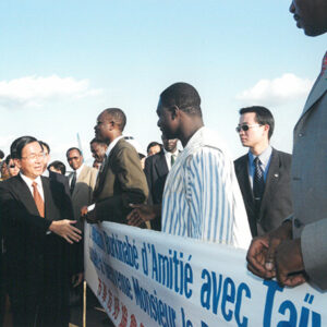 陳水扁總統抵達布吉納法索的布京瓦加杜古國際機場並接受軍禮歡迎-陳水扁總統「民主外交、友誼之旅」活動照片-MOFA109179CF-2020-12-PH00052-098