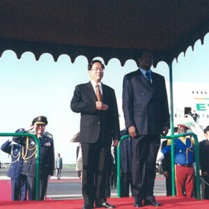 陳水扁總統抵達布吉納法索的布京瓦加杜古國際機場並接受軍禮歡迎-陳水扁總統「民主外交、友誼之旅」活動照片-MOFA109179CF-2020-12-PH00052-100