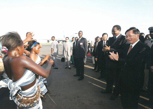 陳水扁總統抵達布吉納法索的布京瓦加杜古國際機場並接受軍禮歡迎-陳水扁總統「民主外交、友誼之旅」活動照片-MOFA109179CF-2020-12-PH00052-101