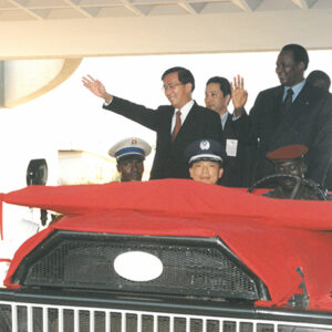 陳水扁總統抵達布吉納法索的布京瓦加杜古國際機場並接受軍禮歡迎-陳水扁總統「民主外交、友誼之旅」活動照片-MOFA109179CF-2020-12-PH00052-102