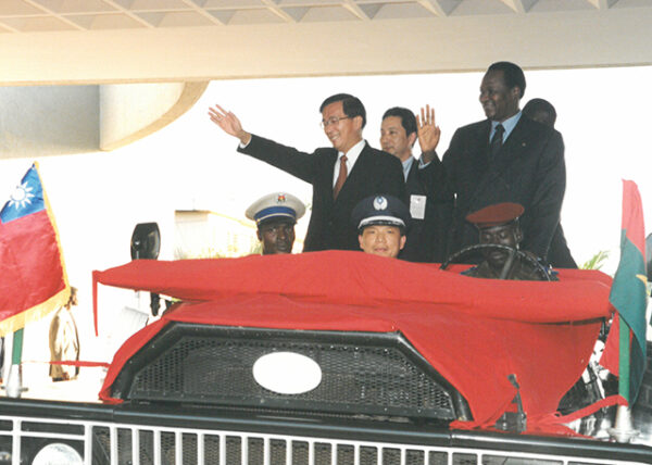 陳水扁總統抵達布吉納法索的布京瓦加杜古國際機場並接受軍禮歡迎-陳水扁總統「民主外交、友誼之旅」活動照片-MOFA109179CF-2020-12-PH00052-102