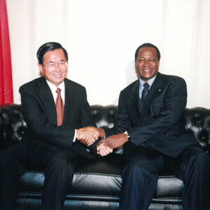 陳水扁總統抵達布吉納法索的布京瓦加杜古國際機場並接受軍禮歡迎與布國總統龔保雷(Blaise COMPAORE)會晤-陳水扁總統「民主外交、友誼之旅」活動照片-MOFA109179CF-2020-12-PH00052-104