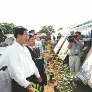 陳水扁總統於布吉納法索參觀我國協助進行之提升婦女地位計畫-陳水扁總統「民主外交、友誼之旅」活動照片-MOFA109179CF-2020-12-PH00053-034