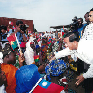 陳水扁總統於布吉納法索參觀我國協助進行之提升婦女地位計畫-陳水扁總統「民主外交、友誼之旅」活動照片-MOFA109179CF-2020-12-PH00053-042