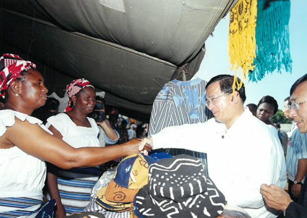 陳水扁總統於布吉納法索參觀我國協助進行之提升婦女地位計畫-陳水扁總統「民主外交、友誼之旅」活動照片-MOFA109179CF-2020-12-PH00053-046