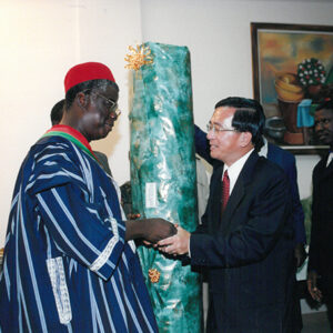 陳水扁總統於布吉納法索國會發表演說與國會議長陶赫(Melegue Maurice TRAORE)互贈禮品-陳水扁總統「民主外交、友誼之旅」活動照片-MOFA109179CF-2020-12-PH00053-058