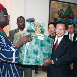 陳水扁總統於布吉納法索國會發表演說與國會議長陶赫(Melegue Maurice TRAORE)互贈禮品-陳水扁總統「民主外交、友誼之旅」活動照片-MOFA109179CF-2020-12-PH00053-059