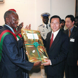 陳水扁總統於布吉納法索國會發表演說與國會議長陶赫(Melegue Maurice TRAORE)互贈禮品-陳水扁總統「民主外交、友誼之旅」活動照片-MOFA109179CF-2020-12-PH00053-060