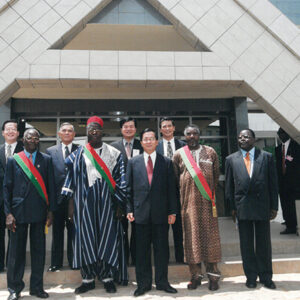 陳水扁總統於布吉納法索國會發表演說與國會議長陶赫(Melegue Maurice TRAORE)等合影-陳水扁總統「民主外交、友誼之旅」活動照片-MOFA109179CF-2020-12-PH00053-064