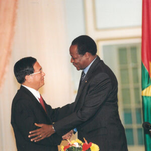 陳水扁總統與布吉納法索(Blaise CMPAORE)簽署聯合公報與該國總統龔保雷互相致意-陳水扁總統「民主外交、友誼之旅」活動照片-MOFA109179CF-2020-12-PH00053-072