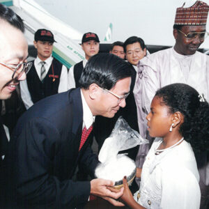 陳水扁總統接受查德總統德比(Idriss DEBY)軍禮歡送及當地民眾歡迎-陳水扁總統「民主外交、友誼之旅」活動照片-MOFA109179CF-2020-12-PH00053-079