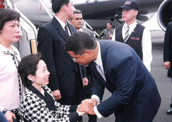 陳水扁總統伉儷於薩爾瓦多機場接受薩國總統佛洛瑞斯以軍禮歡迎-陳水扁總統「民主外交、友誼之旅」活動照片-MOFA109179CF-2020-12-PH00054-028