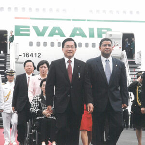 陳水扁總統伉儷於薩爾瓦多機場接受薩國總統佛洛瑞斯以軍禮歡迎-陳水扁總統「民主外交、友誼之旅」活動照片-MOFA109179CF-2020-12-PH00054-030