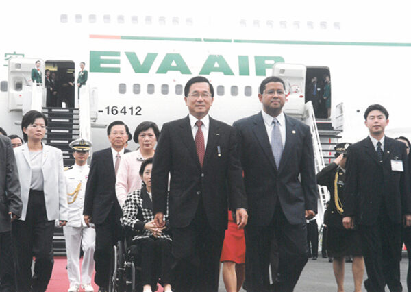 陳水扁總統伉儷於薩爾瓦多機場接受薩國總統佛洛瑞斯以軍禮歡迎-陳水扁總統「民主外交、友誼之旅」活動照片-MOFA109179CF-2020-12-PH00054-030