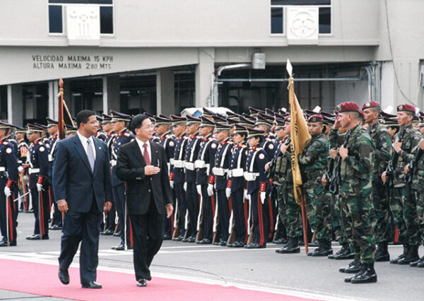 陳水扁總統伉儷於薩爾瓦多機場接受薩國總統佛洛瑞斯以軍禮歡迎-陳水扁總統「民主外交、友誼之旅」活動照片-MOFA109179CF-2020-12-PH00054-032