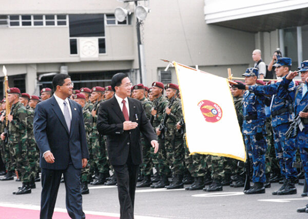 陳水扁總統伉儷於薩爾瓦多機場接受薩國總統佛洛瑞斯以軍禮歡迎-陳水扁總統「民主外交、友誼之旅」活動照片-MOFA109179CF-2020-12-PH00054-033