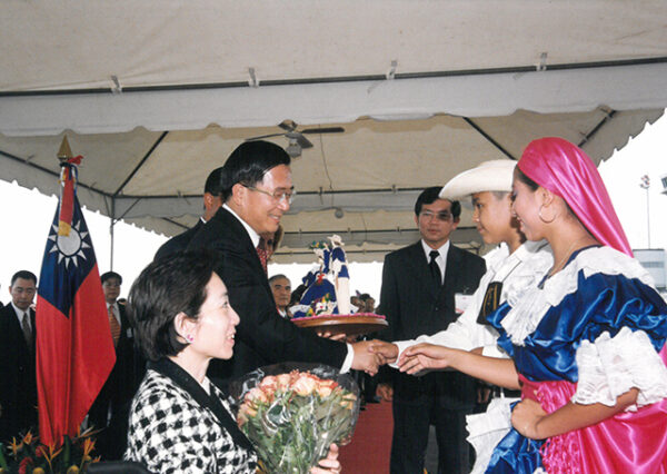 陳水扁總統伉儷於薩爾瓦多機場接受薩國總統佛洛瑞斯以軍禮歡迎-陳水扁總統「民主外交、友誼之旅」活動照片-MOFA109179CF-2020-12-PH00054-035