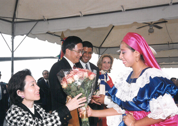 陳水扁總統伉儷於薩爾瓦多機場接受薩國總統佛洛瑞斯以軍禮歡迎-陳水扁總統「民主外交、友誼之旅」活動照片-MOFA109179CF-2020-12-PH00054-036