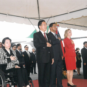 陳水扁總統伉儷於薩爾瓦多機場接受薩國總統佛洛瑞斯以軍禮歡迎-陳水扁總統「民主外交、友誼之旅」活動照片-MOFA109179CF-2020-12-PH00054-037