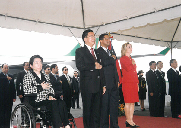 陳水扁總統伉儷於薩爾瓦多機場接受薩國總統佛洛瑞斯以軍禮歡迎-陳水扁總統「民主外交、友誼之旅」活動照片-MOFA109179CF-2020-12-PH00054-037