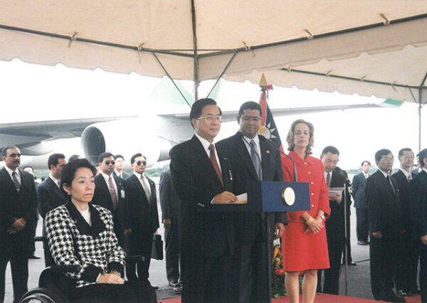 陳水扁總統伉儷於薩爾瓦多機場接受薩國總統佛洛瑞斯以軍禮歡迎-陳水扁總統「民主外交、友誼之旅」活動照片-MOFA109179CF-2020-12-PH00054-038