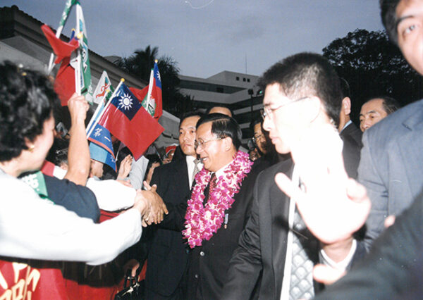 陳水扁總統於薩爾瓦多訪問時下塌飯店門口受到僑胞熱烈歡迎-陳水扁總統「民主外交、友誼之旅」活動照片-MOFA109179CF-2020-12-PH00054-040