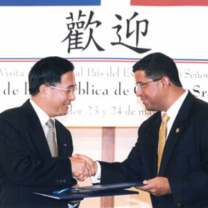 陳水扁總統於薩爾瓦多訪問時與薩國總統佛洛瑞斯簽署中薩兩國聯合公報-陳水扁總統「民主外交、友誼之旅」活動照片-MOFA109179CF-2020-12-PH00054-066