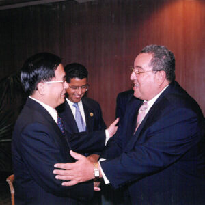 陳水扁總統於薩爾瓦多與參加中美洲高峰會議之各國元首寒暄(圖中為陳總統與尼加拉瓜總統阿雷曼熱情擁抱)-陳水扁總統「民主外交、友誼之旅」活動照片-MOFA109179CF-2020-12-PH00054-081