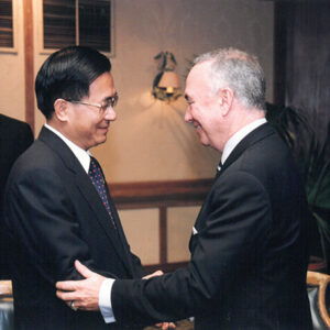 陳水扁總統於薩爾瓦多與參加中美洲高峰會議之各國元首寒暄(圖中為陳總統與巴拿馬第二副總統巴山)-陳水扁總統「民主外交、友誼之旅」活動照片-MOFA109179CF-2020-12-PH00054-082