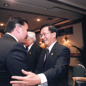 陳水扁總統於薩爾瓦多與參加中美洲高峰會議之各國元首寒暄(圖中為陳總統與瓜地馬拉總統波秋優)-陳水扁總統「民主外交、友誼之旅」活動照片-MOFA109179CF-2020-12-PH00054-084