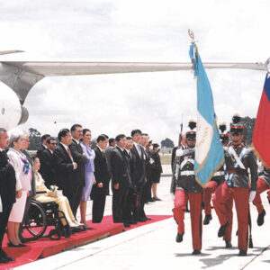 陳水扁總統於瓜地馬拉機場接受瓜國軍禮歡迎-陳水扁總統「民主外交、友誼之旅」活動照片-MOFA109179CF-2020-12-PH00055-002