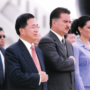 陳水扁總統於瓜地馬拉機場接受瓜國軍禮歡迎-陳水扁總統「民主外交、友誼之旅」活動照片-MOFA109179CF-2020-12-PH00055-003